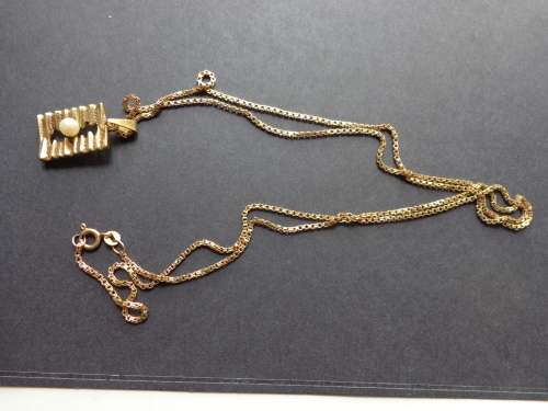 9CT GOLD CHAIN WITH PENDANT SEE SCANS READ ON