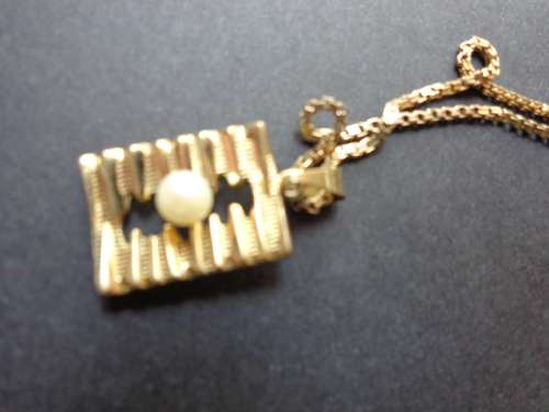 9CT GOLD CHAIN WITH PENDANT SEE SCANS READ ON