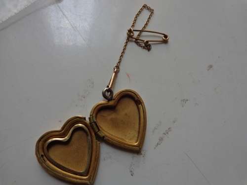 PLATED HEART ITEM WITH PIN SEE SCANS READ ON