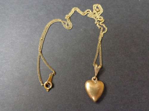 9ct HEART TYPE PENDANT WITH CHAIN..SEE SCANS READ ON (RELIST)