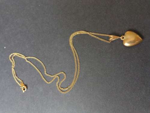9ct HEART TYPE PENDANT WITH CHAIN..SEE SCANS READ ON (RELIST)