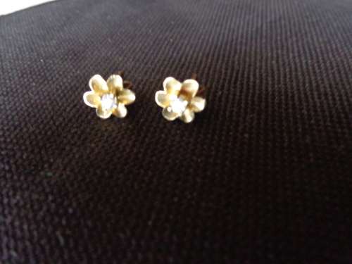 PIN EARRINGS BOTH MARKED 9CT ESTATE ITEMS SEE SCANS READ ON