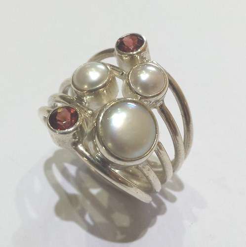 *New* 925 Sterling Silver Ring with white freshwater pearls and red garnet stones