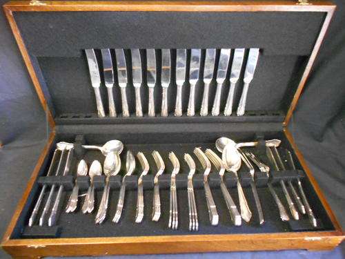 Minuet 62 piece cutlery set in wooden case -as per scan