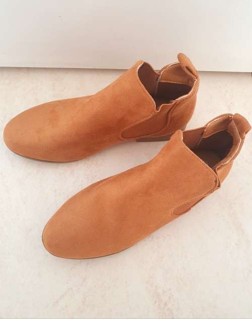 Stunning Ladies Ankle Boots Size 5 Only Ladies Classic Suede - Tan in Size 5 ONLY