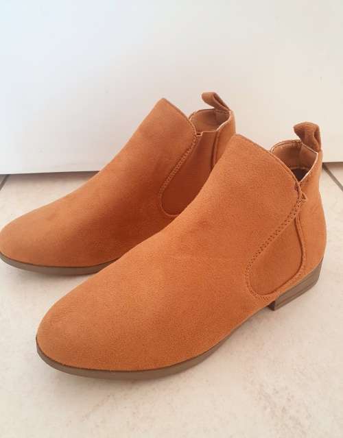 Stunning Ladies Ankle Boots Size 5 Only Ladies Classic Suede - Tan in Size 5 ONLY