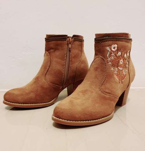 New Arrival - Stylish Comfortable Embrioded Ankle Boots Sizes 4 / 5 / 6 / 7 -  Camel