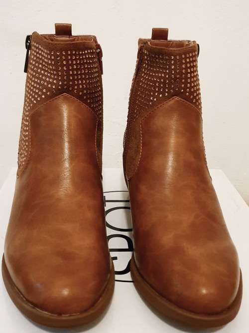 Size 3 / 4 ** PU Leather Block Heel Ankle Boots ** Sizes 3 / 4 ** Camel Brown