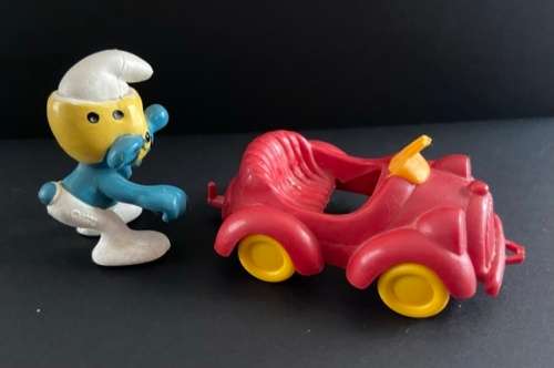 Driver Smurf with car