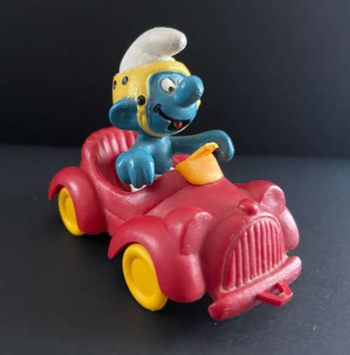 Driver Smurf with car