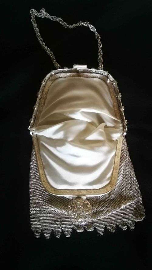 Beautiful Vintage Victorian Style Silver Chain Purse.