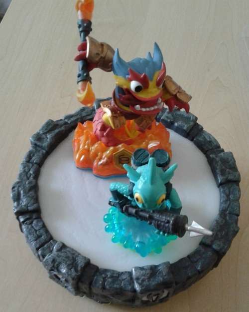 PS3 - SKYLANDERS WIRELESS PORTAL + 2 FREE SKYLANDER CHARACTERS