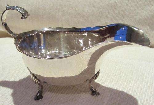 135 gram HALLMARKED SILVER SAUCE BOAT IN VERY GOOD CONDITION