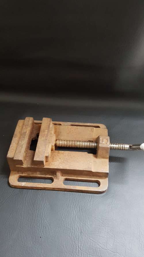 Large drill press vice a but rusted but still working 100%!!!!!!