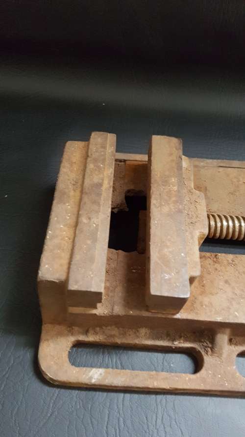 Large drill press vice a but rusted but still working 100%!!!!!!