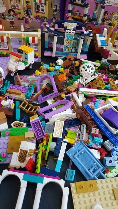 Large collection of mixed LEGOS bid for all!!!!!