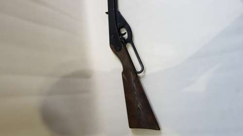 Daisey gun  works sometimes but problem with loading perfect  for display!!!!!