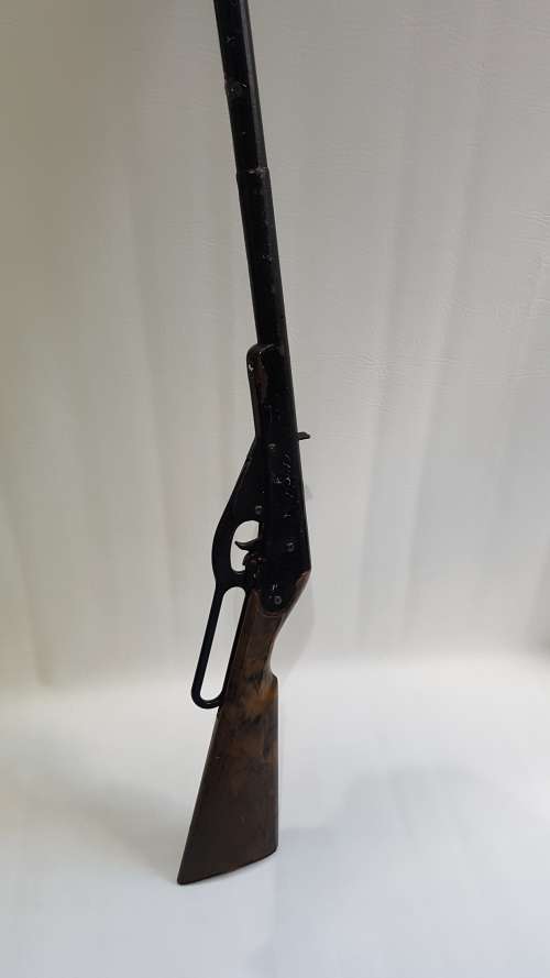 Daisey gun  works sometimes but problem with loading perfect  for display!!!!!