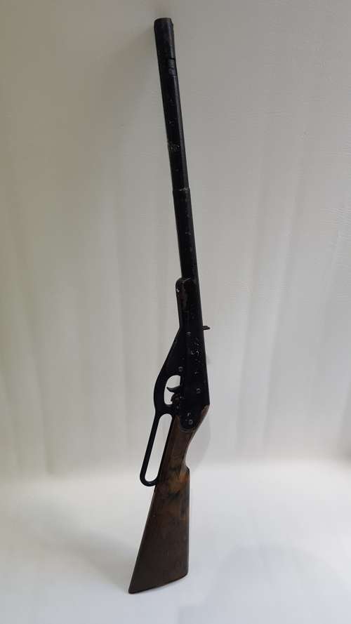 Daisey gun  works sometimes but problem with loading perfect  for display!!!!!