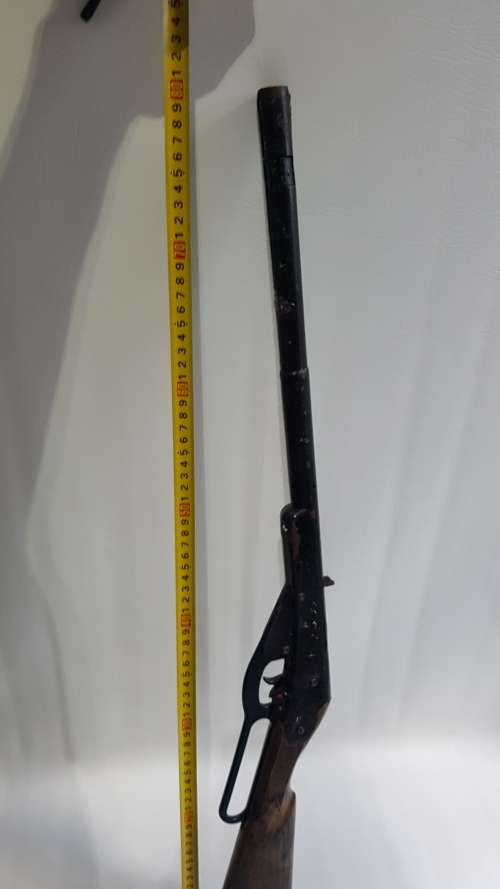 Daisey gun  works sometimes but problem with loading perfect  for display!!!!!