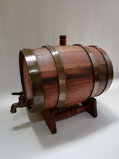 Large wine barrel for display only leaks!!!!