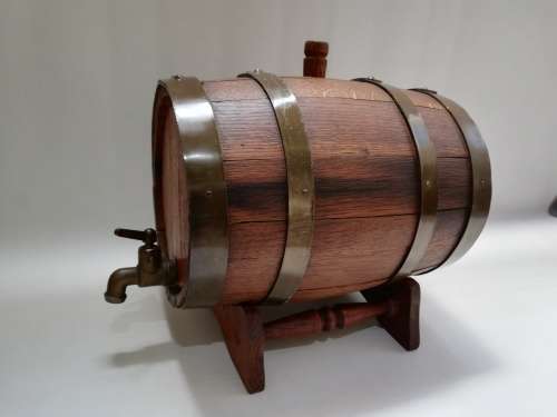 Large wine barrel for display only leaks!!!!
