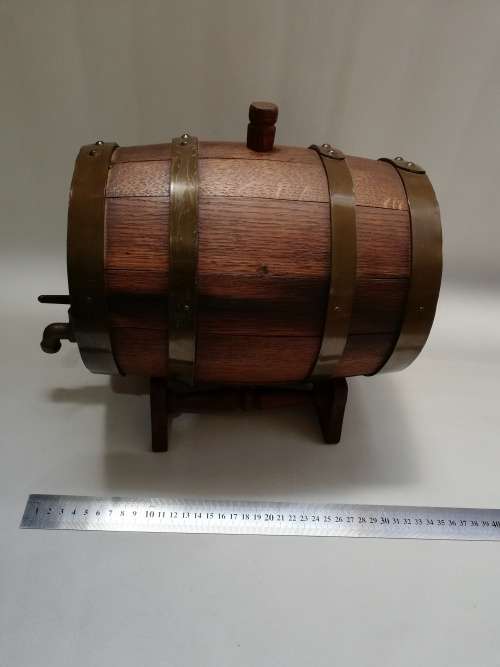 Large wine barrel for display only leaks!!!!