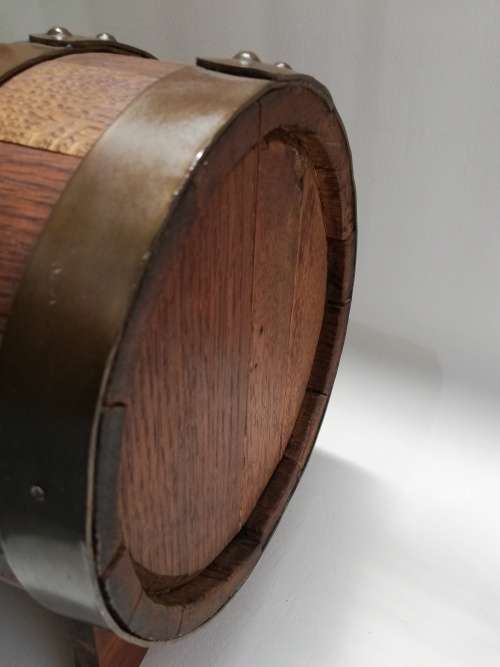 Large wine barrel for display only leaks!!!!