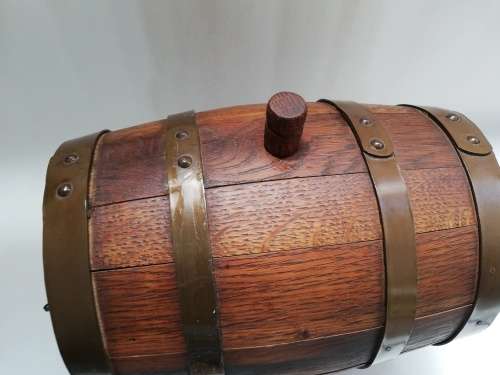 Large wine barrel for display only leaks!!!!