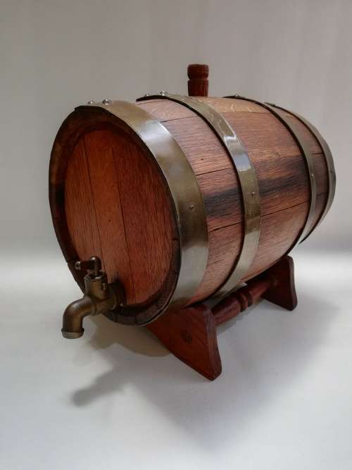 Large wine barrel for display only leaks!!!!