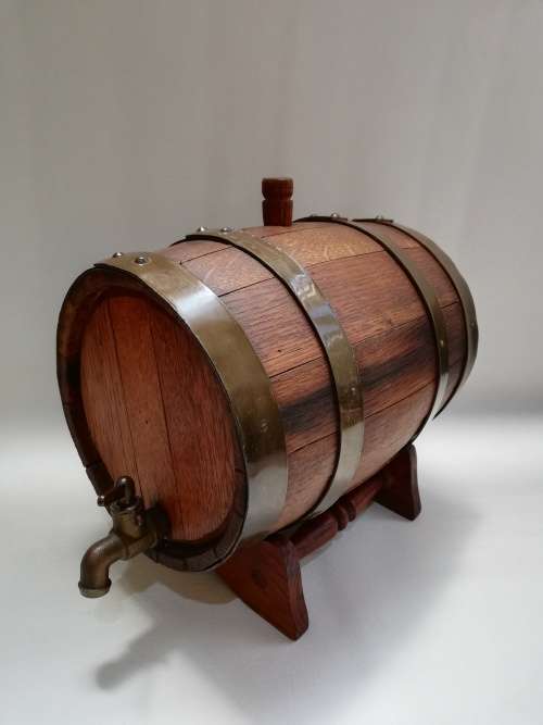 Large wine barrel for display only leaks!!!!