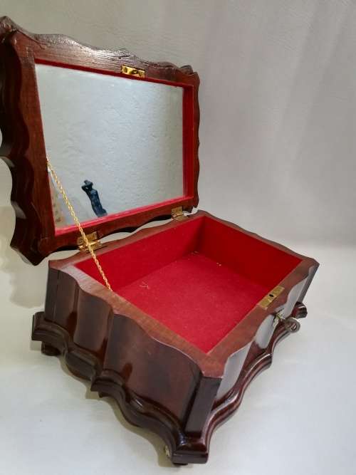 Vintage Solid large Beatifull wooden case with glass and key!!!!!