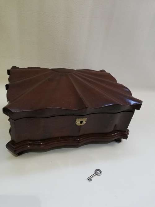 Vintage Solid large Beatifull wooden case with glass and key!!!!!