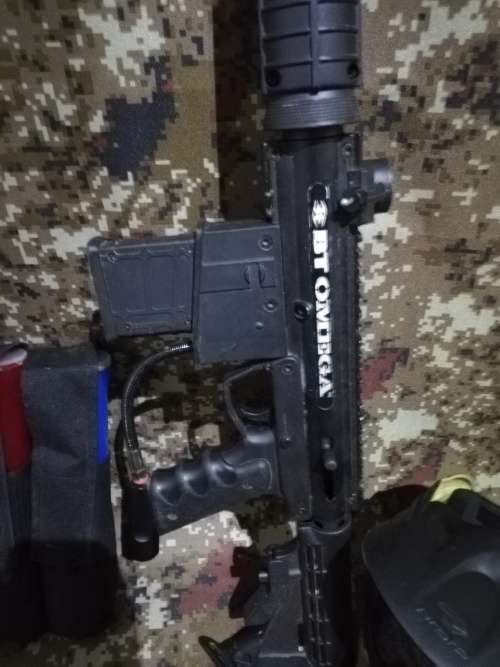 Super large BT Omega paintball gun with halmet and canisters bid for all guns working!!!!!