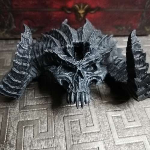 Highly detailed skull figure in box!!!!!