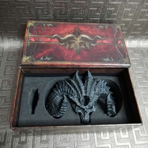 Highly detailed skull figure in box!!!!!