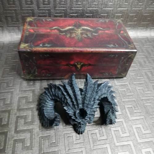 Highly detailed skull figure in box!!!!!