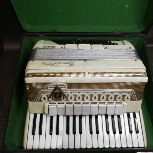 Rare Frontline Milano accordion mother of pearls color with original case working condition!!!!!!