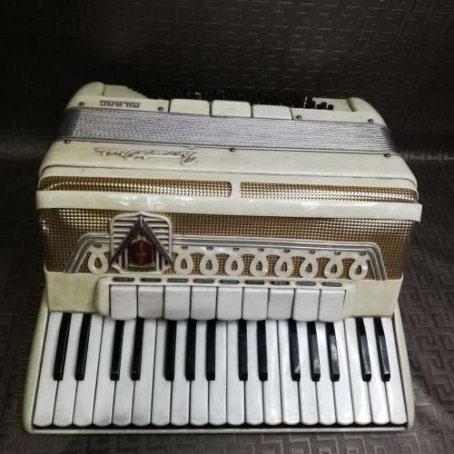 Rare Frontline Milano accordion mother of pearls color with original case working condition!!!!!!