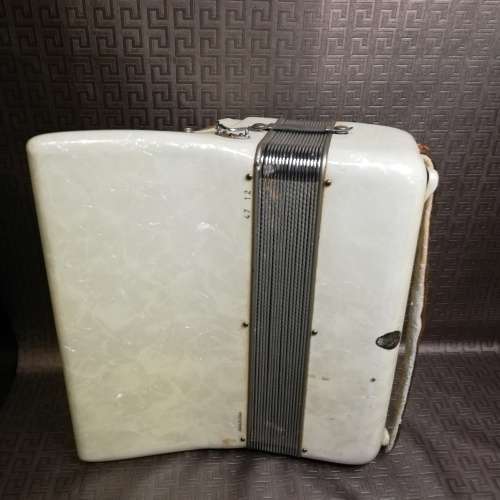 Rare Frontline Milano accordion mother of pearls color with original case working condition!!!!!!