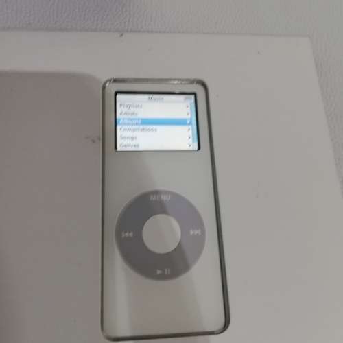 2gb Apple Ipod Nano working in box!!!!