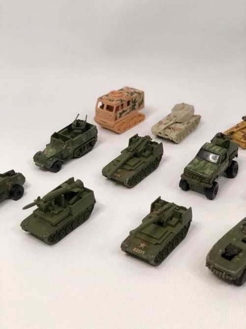 17 x Vintage Hotwheels MILLITARY vehicles bid for all!!!!!