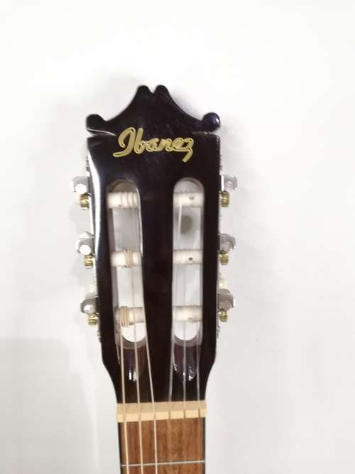 Beautiful Large. Guitar in case in good condition!!!!!