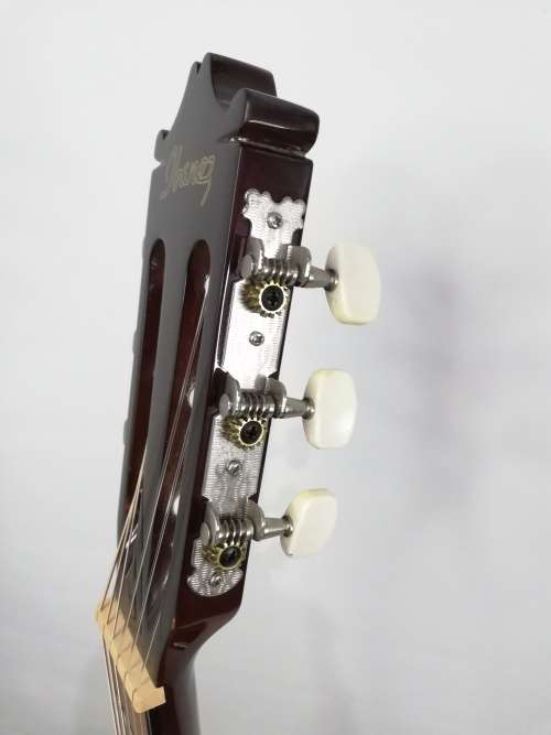 Beautiful Large. Guitar in case in good condition!!!!!