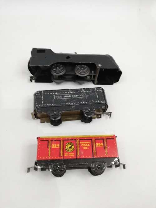 SUPER RARE TRAIN LOCOMOTIVE WITH CARRAGES WINDS UP WORKING MADE IN THE USA!!!