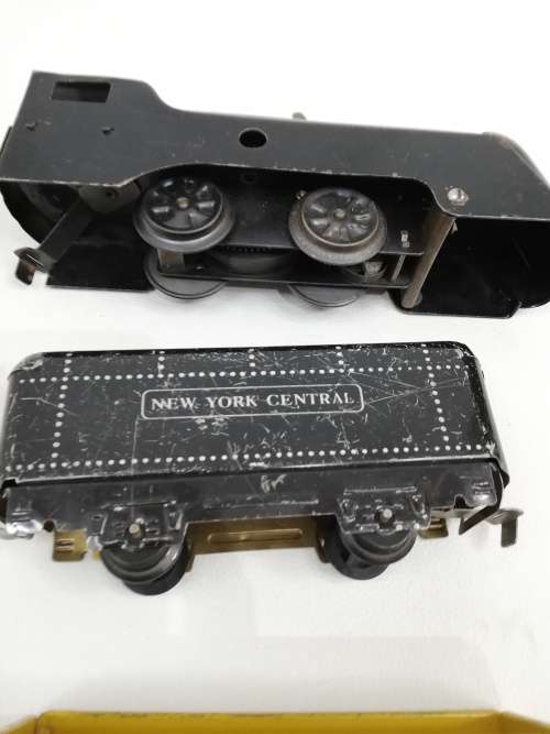 SUPER RARE TRAIN LOCOMOTIVE WITH CARRAGES WINDS UP WORKING MADE IN THE USA!!!