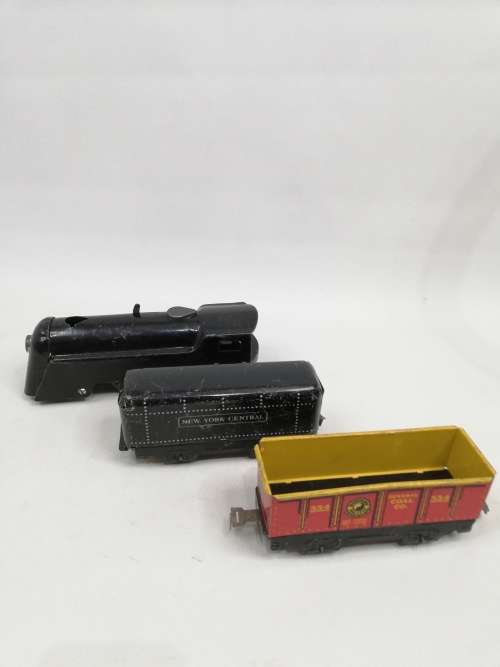 SUPER RARE TRAIN LOCOMOTIVE WITH CARRAGES WINDS UP WORKING MADE IN THE USA!!!