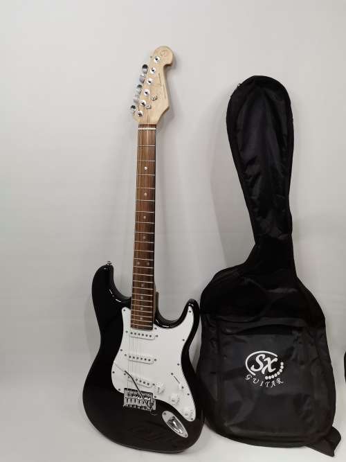 Sx El GUITAR WORKING TWO STRINGS NEEDS TO BE REPLACED NEW STRINGS INCLUDED!!!!