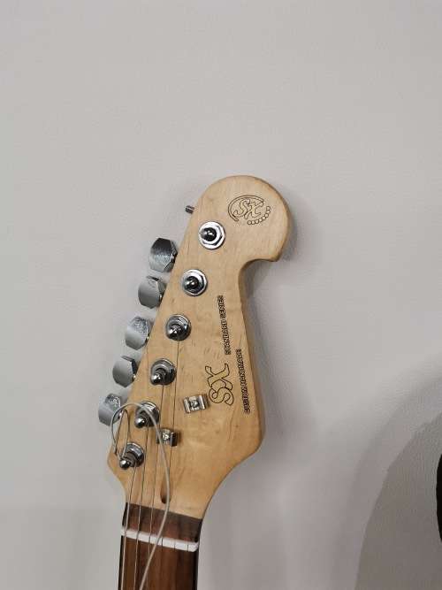 Sx El GUITAR WORKING TWO STRINGS NEEDS TO BE REPLACED NEW STRINGS INCLUDED!!!!