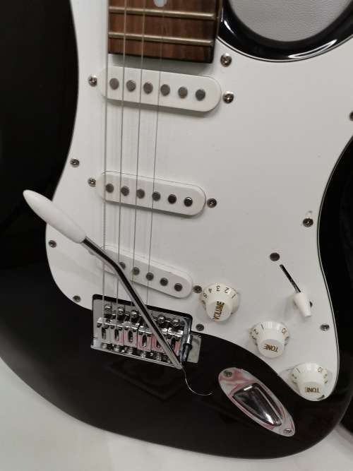 Sx El GUITAR WORKING TWO STRINGS NEEDS TO BE REPLACED NEW STRINGS INCLUDED!!!!